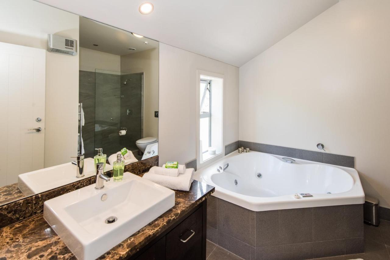 Lakeside Luxury With Spa Queenstown Exterior photo